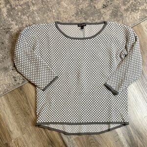 Express Gray and White Patterned Long Sleeve Top 🎄